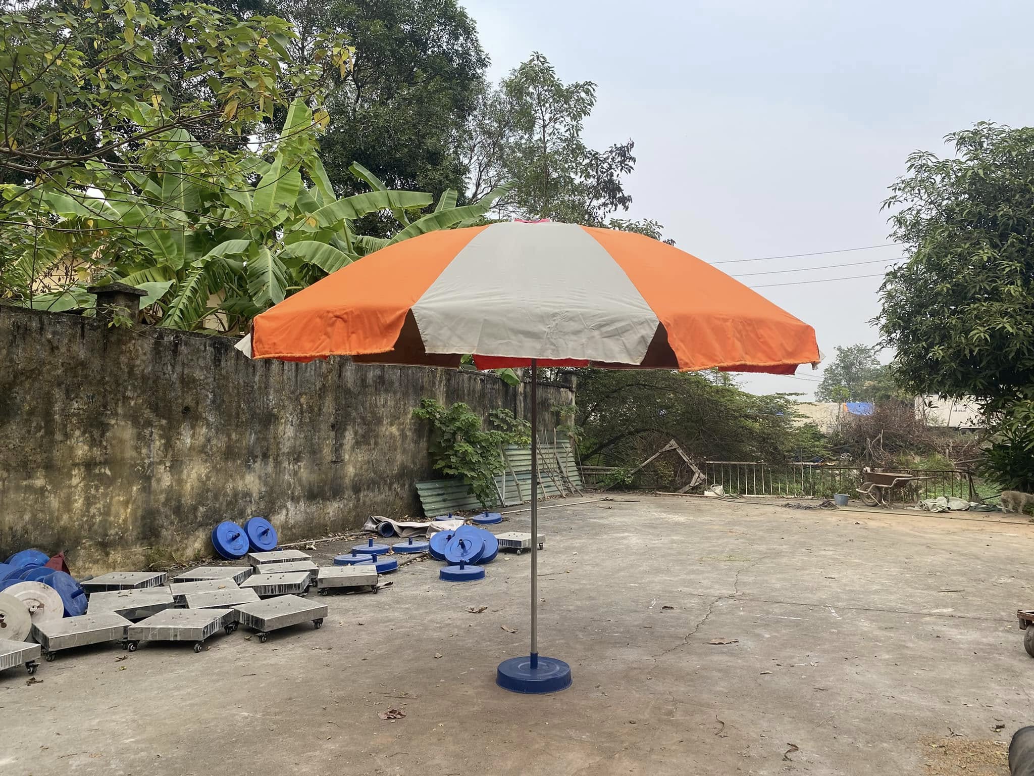 Dù che nắng ngoài chợ