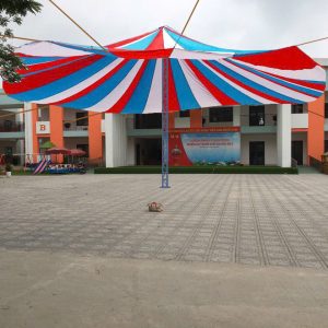 Dù che sân trường
