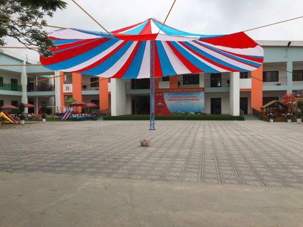 Dù che sân trường